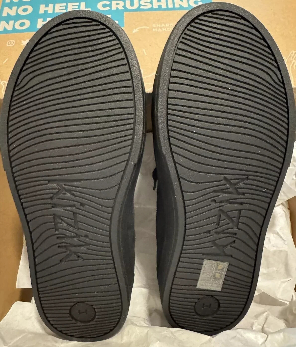 Kizik Irvine Unisex Women’s    M6/ W7.5 Black  Canvas Shoes Sneakers Hands Free