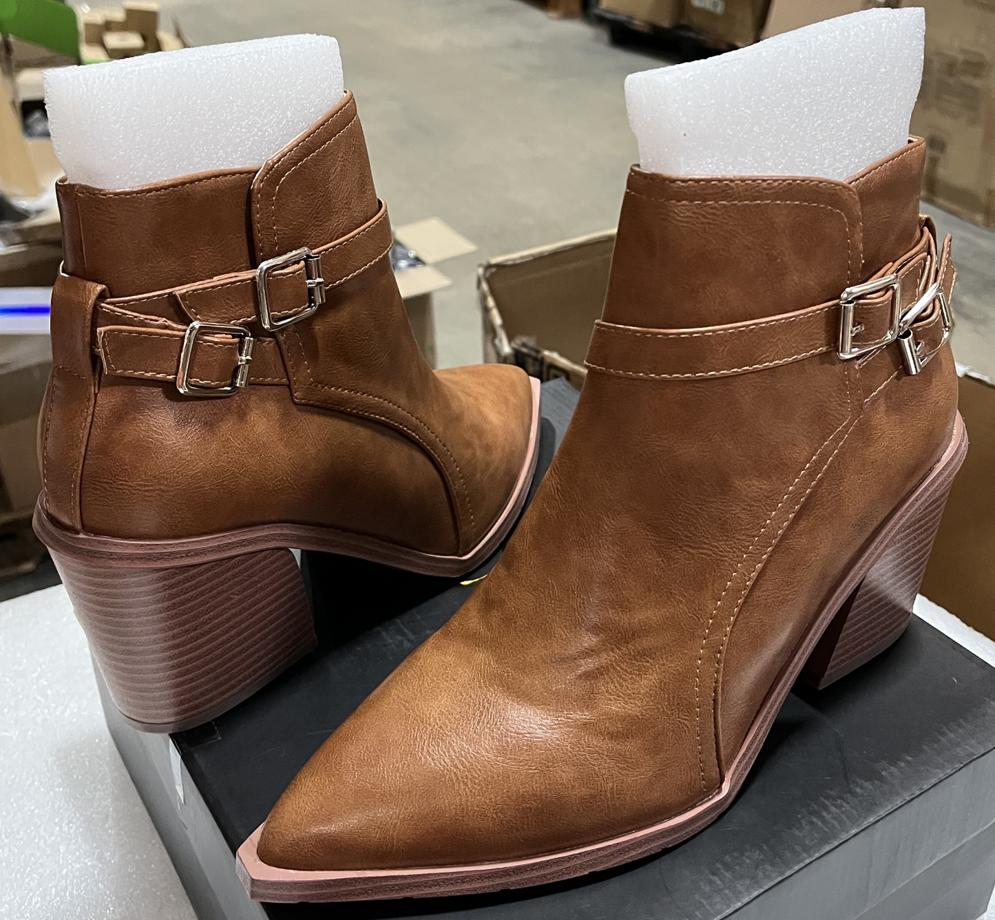 Women's Pointed             Color: Brown Size：9