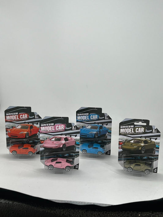 4 pieces in 4 colors, 3+ children’s 3-door toy car