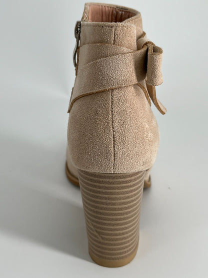 Beige Women’s Cowboy Boots, Classic Pointed Toe Chunky Heel, Pull-On, Size 6
