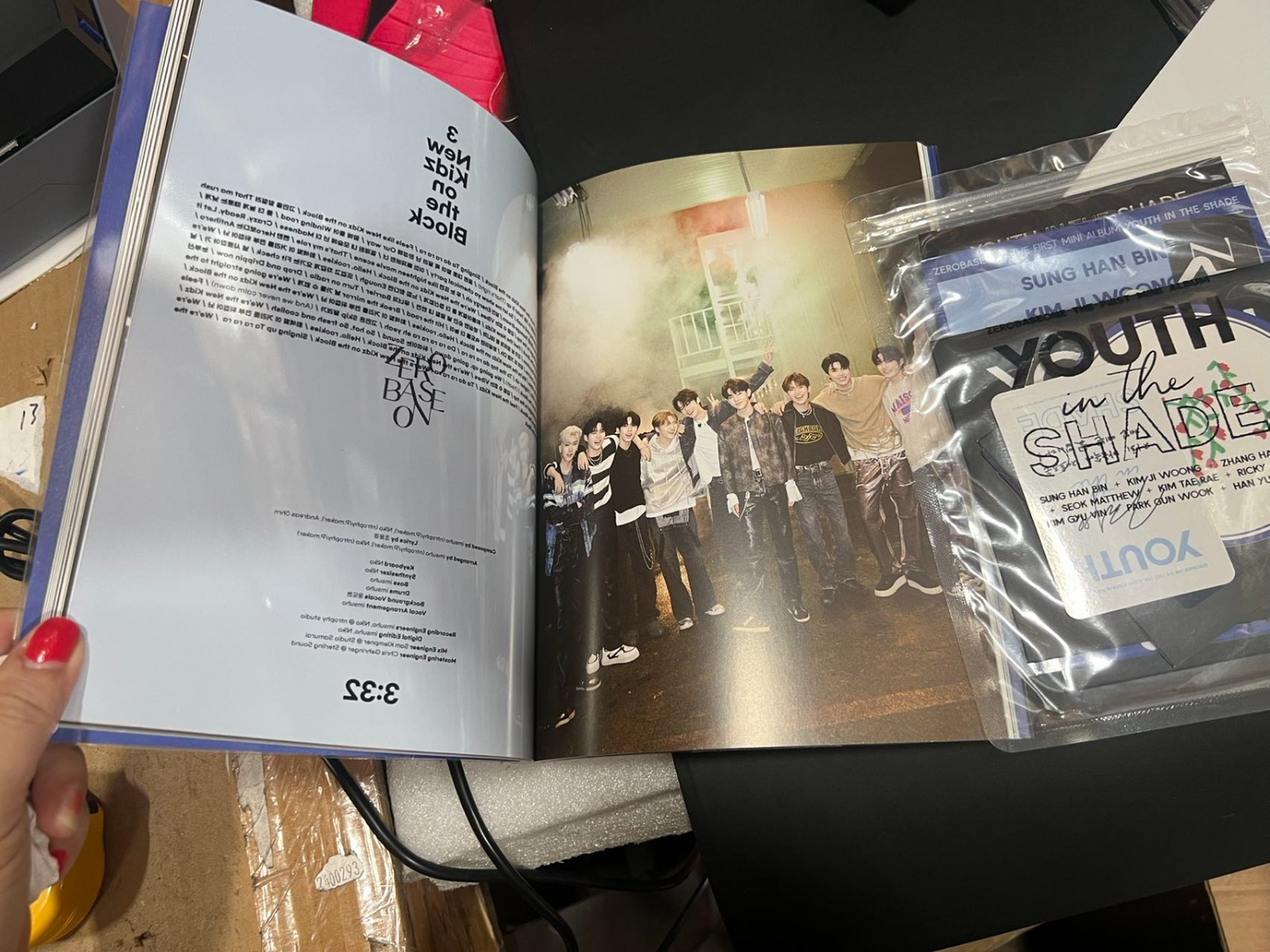 Youth In The Shade - Random Cover - incl. 112pg Artbook, Selfie Photocards,...