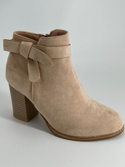 Beige Women’s Cowboy Boots, Classic Pointed Toe Chunky Heel, Pull-On, Size 6