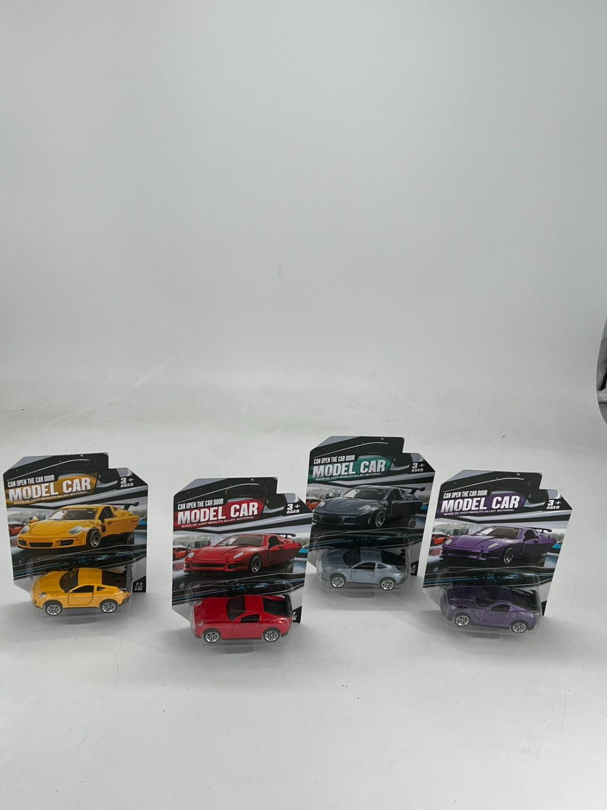 4 pieces in 4 colors, 3+ children’s 3-door toy car