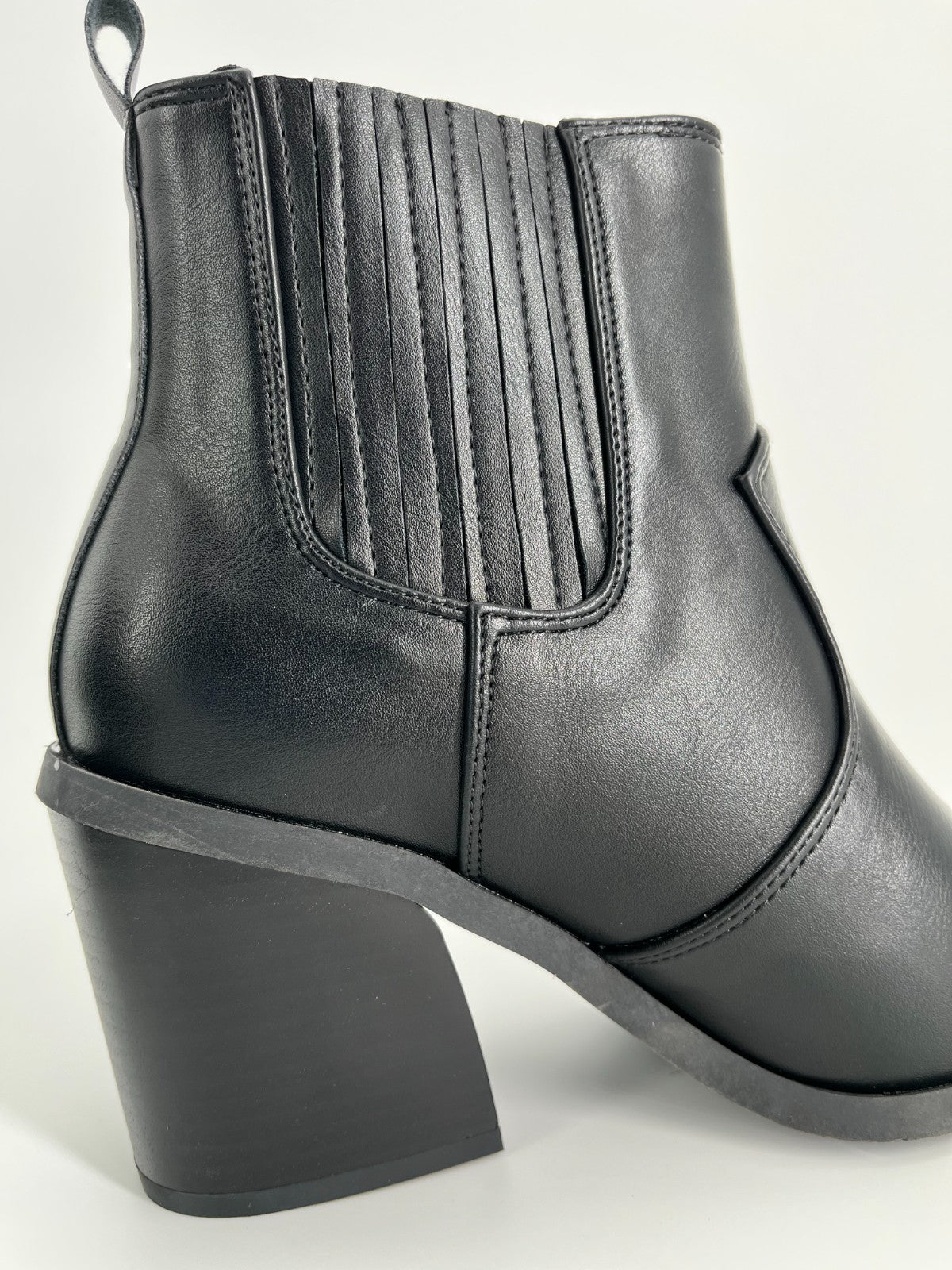 Women's Pointed Toe Western Black  Size 7  Boot