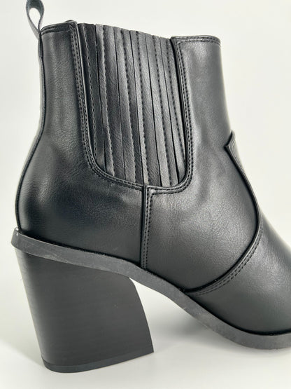 Women's Pointed Toe Western Black  Size 7  Boot