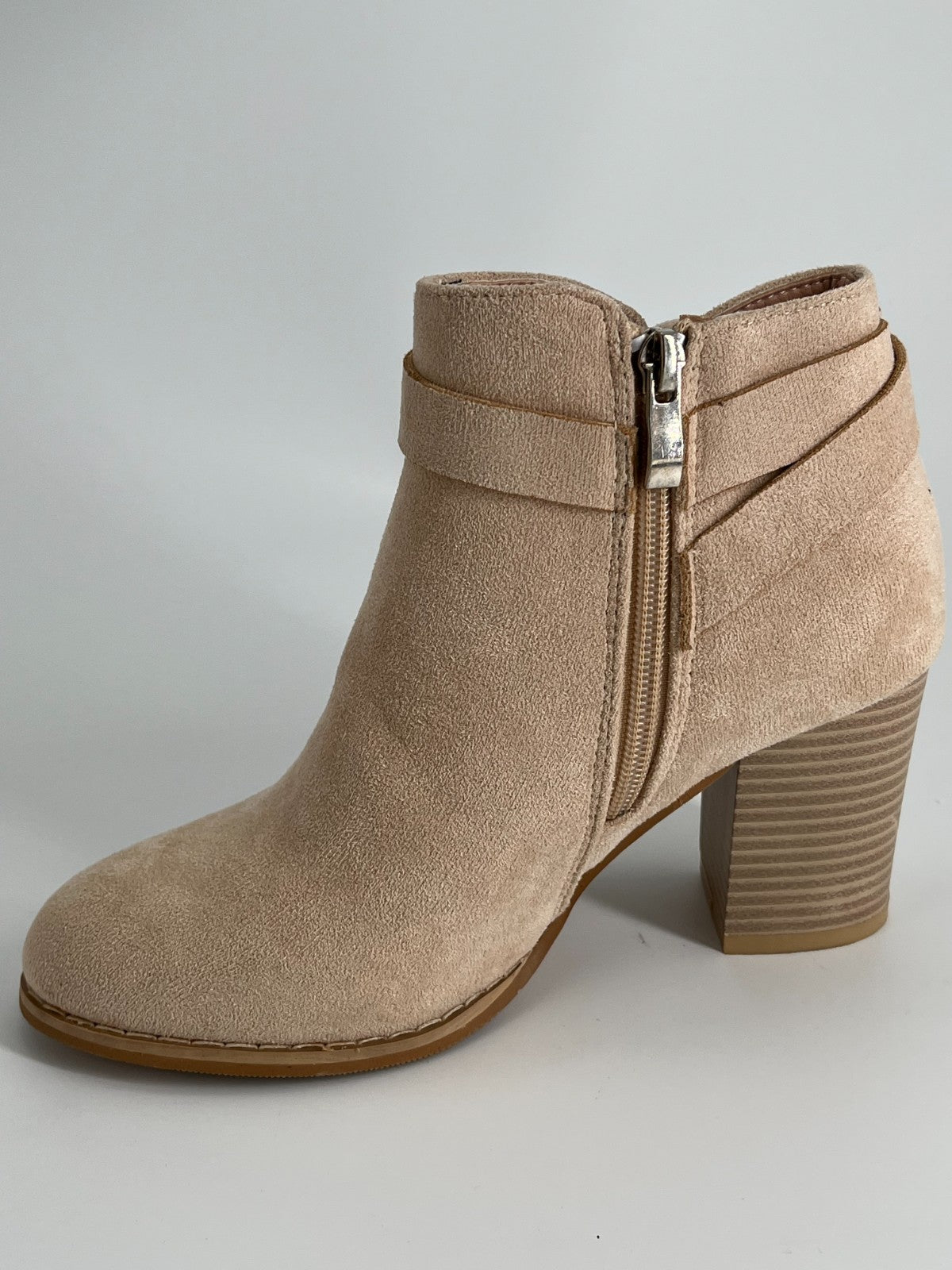 Beige Women’s Cowboy Boots, Classic Pointed Toe Chunky Heel, Pull-On, Size 6