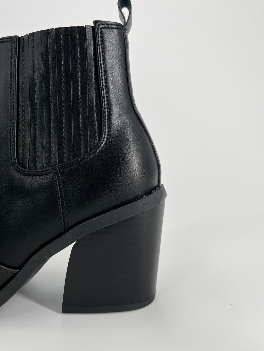Women's Pointed Toe Western Black  Size 7  Boot