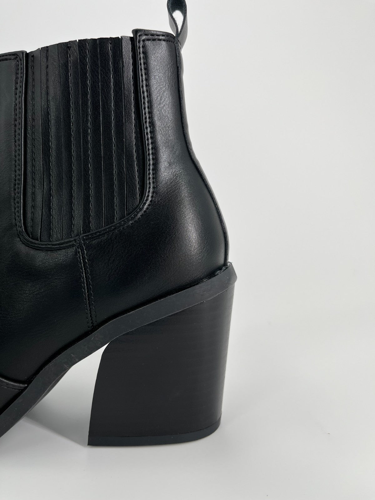 Women's Pointed Toe Western Black  Size 7  Boot