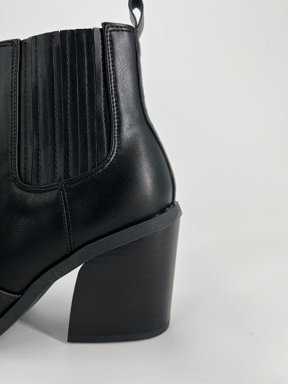 Women's Pointed Toe Western Black  Size 7  Boot
